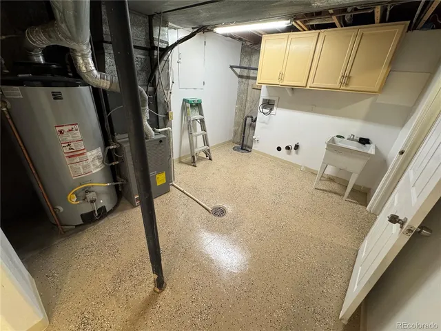 a view of utility room