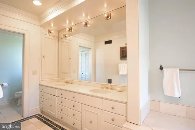 a view of a back yard