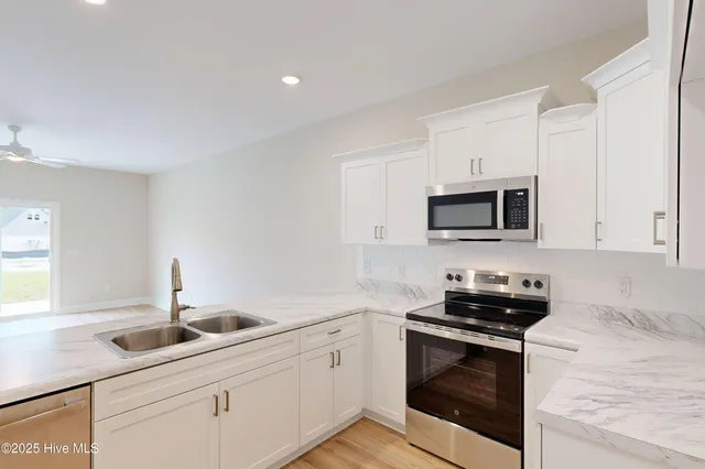 $299,900 | 209 Sandpiper Place, Holly Ridge, NC 28445