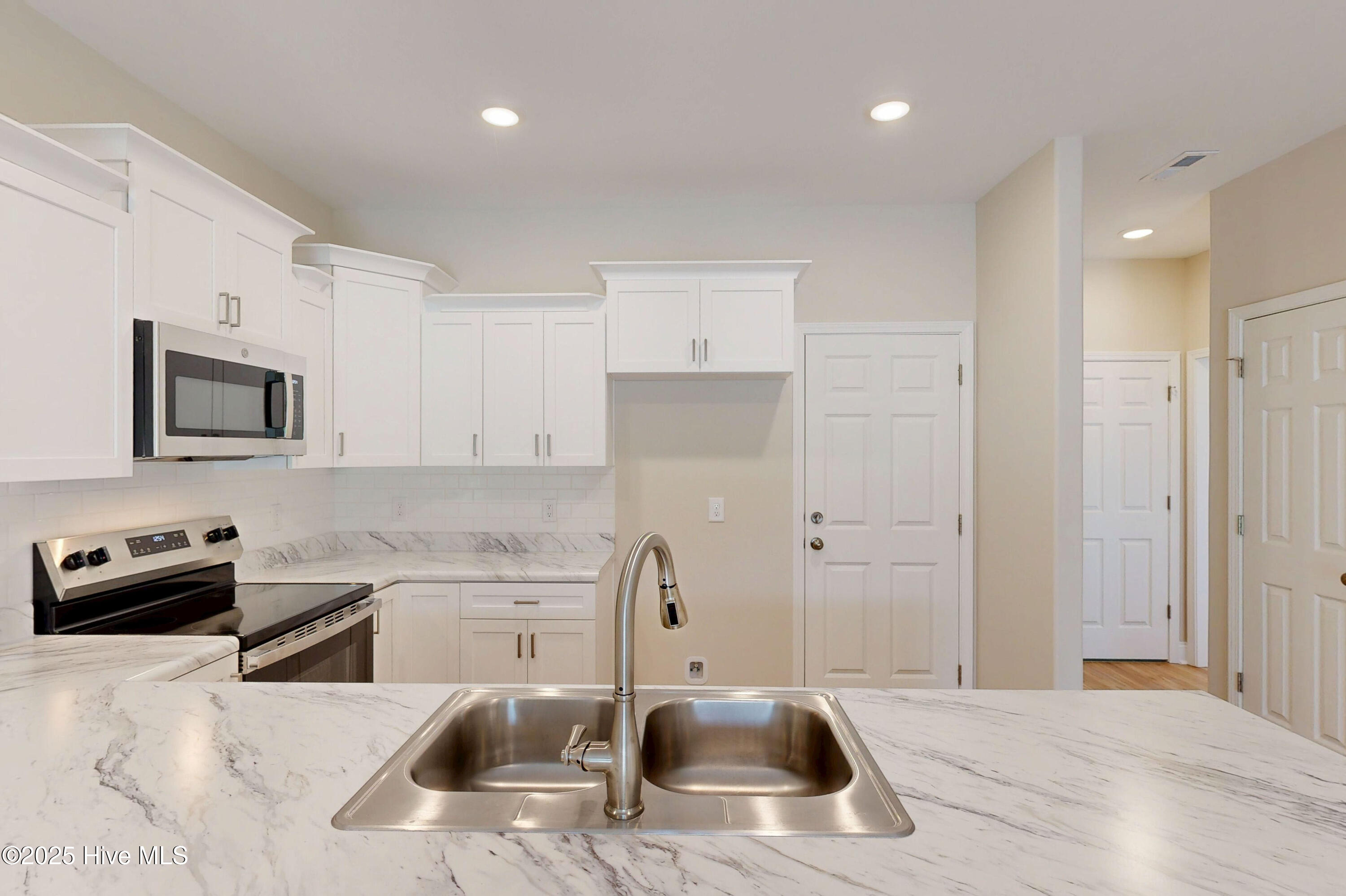 209 Sandpiper Place Holly Ridge, NC 28445 - Photo 6 of 29 209 Sandpiper Place - Interiors - Edited