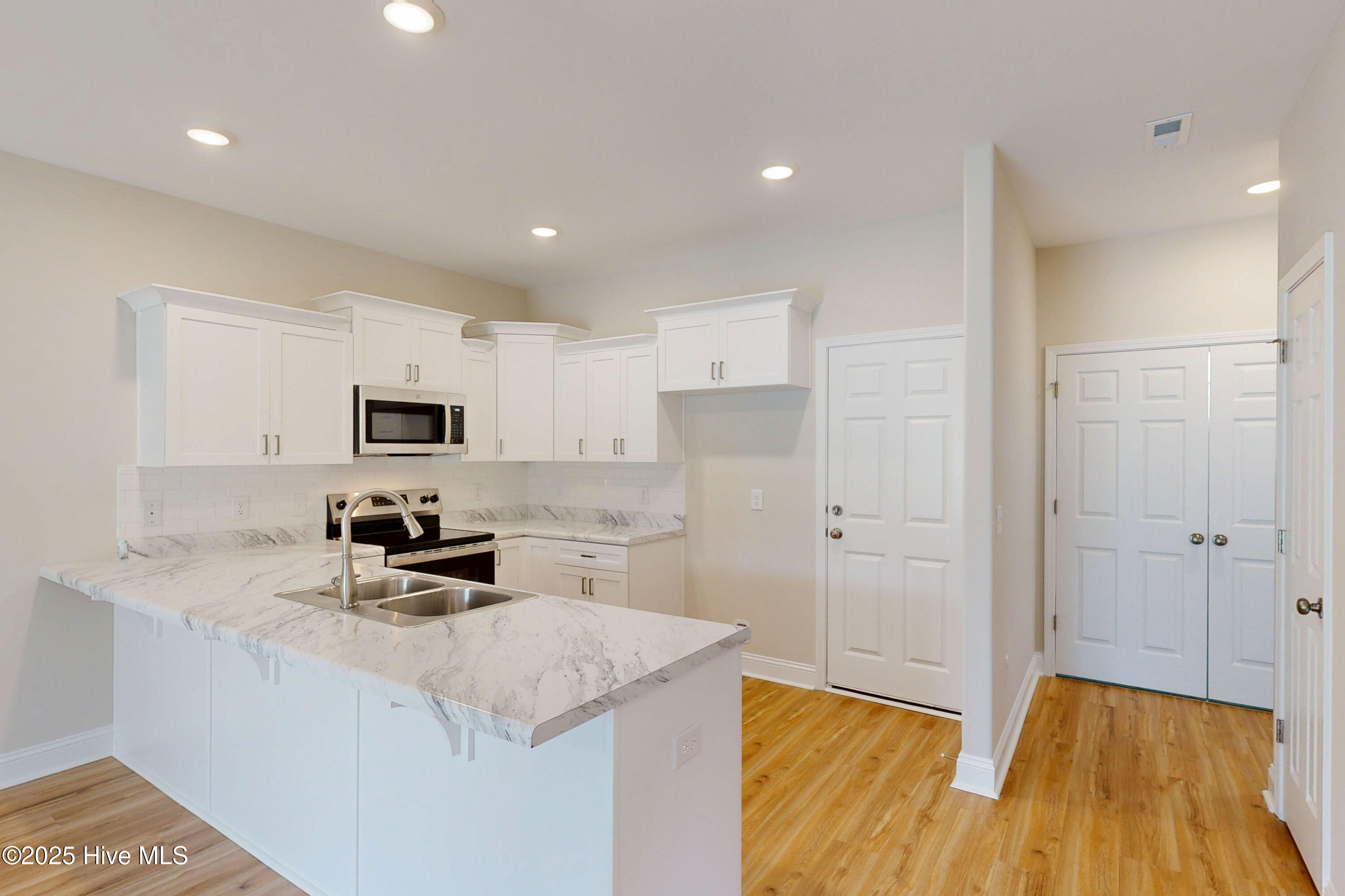 209 Sandpiper Place Holly Ridge, NC 28445 - Photo 7 of 29 209 Sandpiper Place - Interiors - Edited