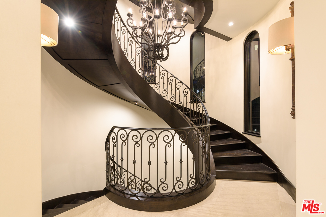 2175 Summitridge Drive Beverly Hills, CA 90210 - Photo 23 of 51 a view of entryway