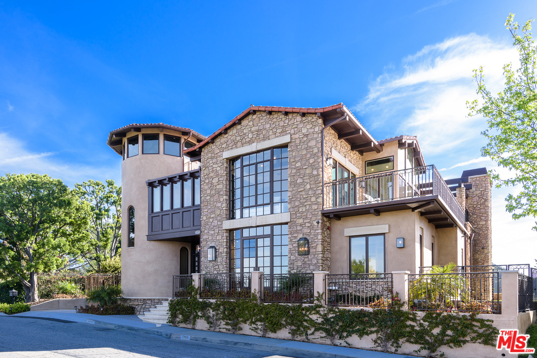 2175 Summitridge Drive Beverly Hills, CA 90210 - Photo 4 of 51 a front view of a house with a yard
