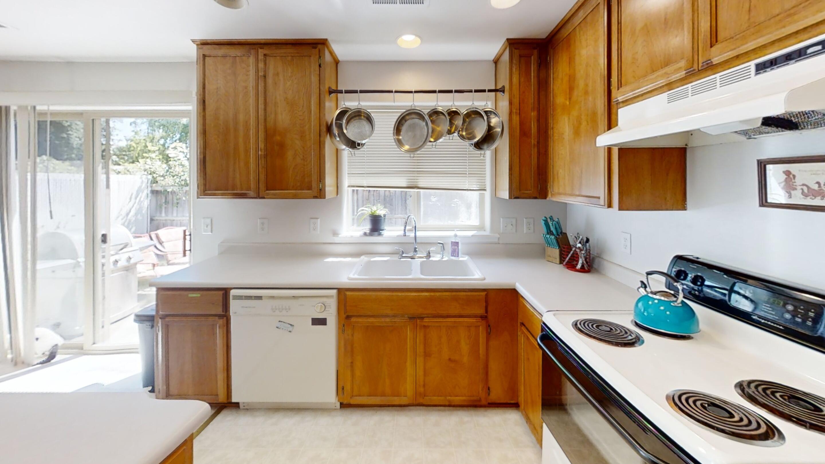 348 Sandi Way Eagle Point, OR 97524 - Photo 3 of 19 Kitchen (2)