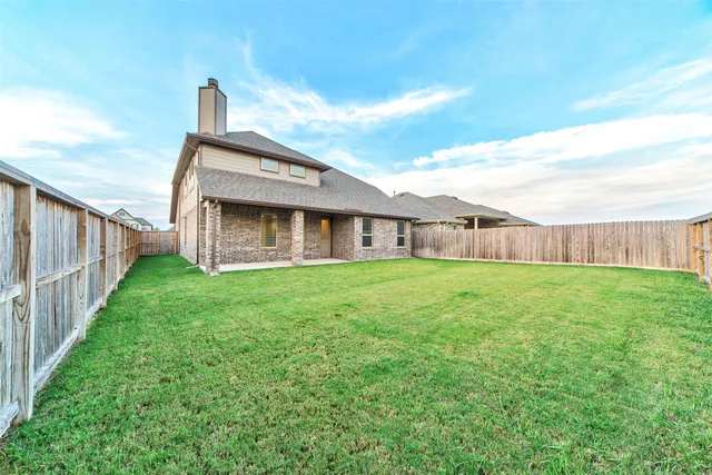 a view of a house with backyard and garden