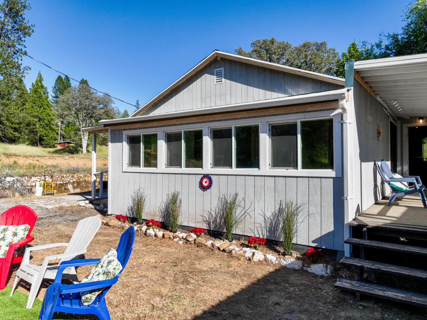13351 Newtown Road Nevada City, CA 95959 - Photo 30 of 50 a front view of a house with a garden