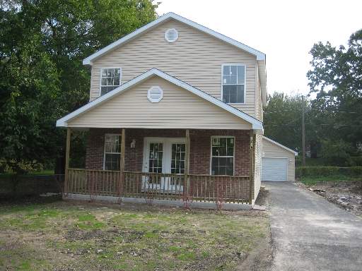 a view of front of a house with a yard