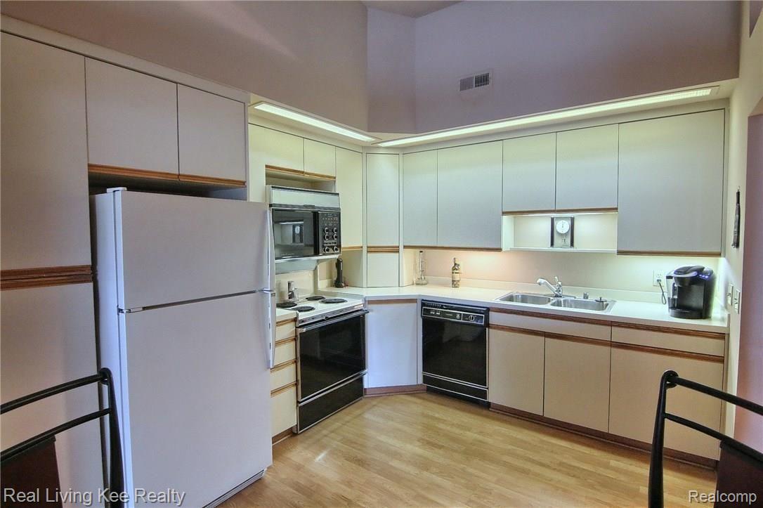 875 GreenView Court, Unit 64 Rochester, MI 48307 - Photo 12 of 31 Kitchen.jpg