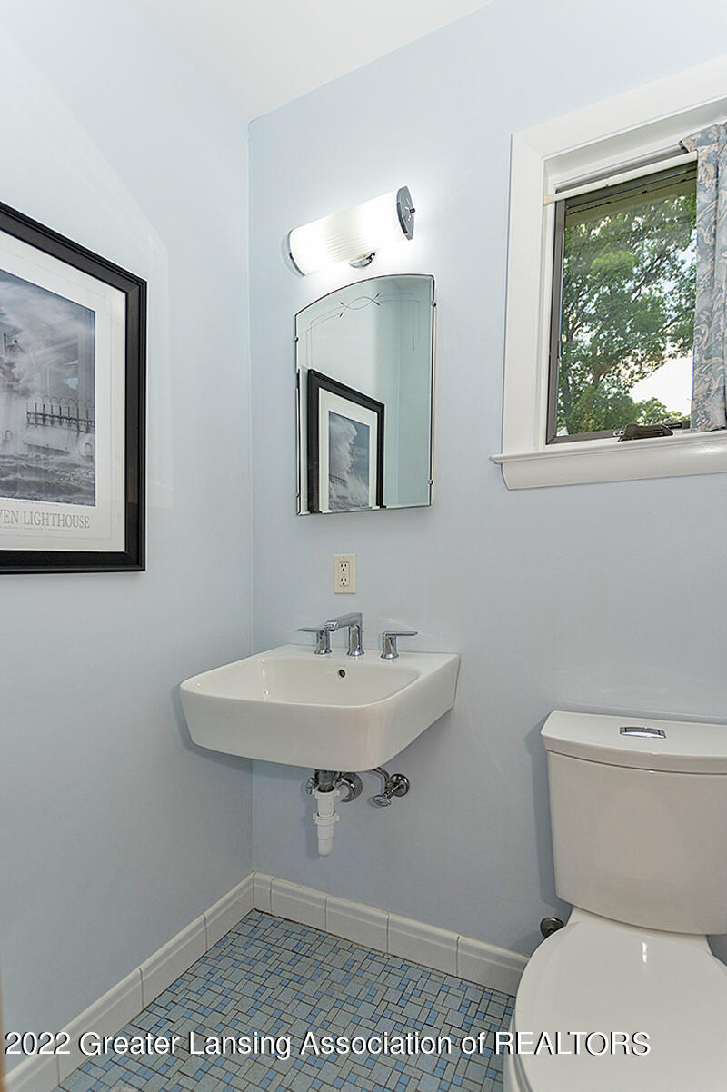 2807 South Cambridge Road Lansing, MI 48911 - Photo 20 of 28 Half Bath