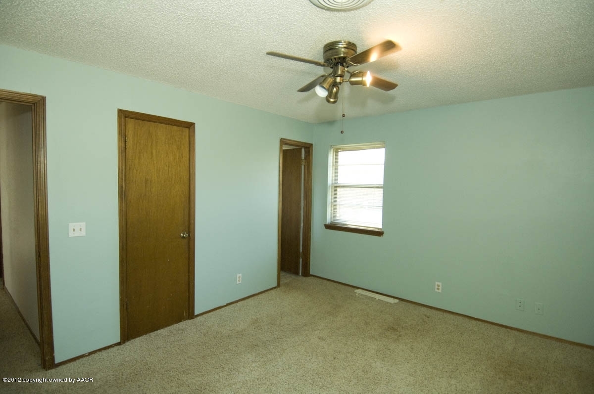 8206 Santa Fe Trail Amarillo, TX 79110 - Photo 15 of 31 a view of a livingroom with a fan