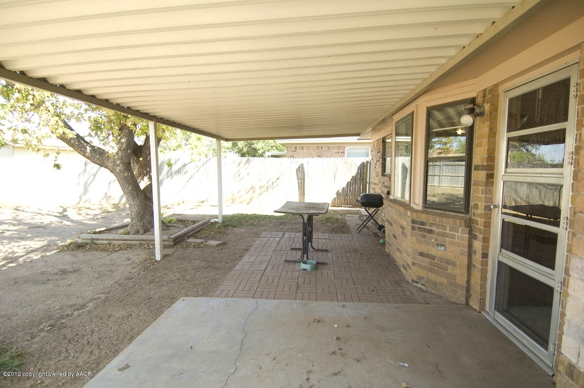8206 Santa Fe Trail Amarillo, TX 79110 - Photo 27 of 31 a living room with a large window