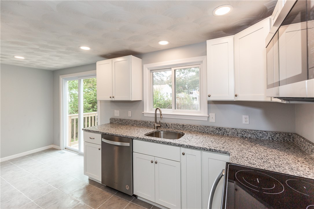 135 Lewiston Street Warwick, RI 02889 - Photo 5 of 20 Kitchen