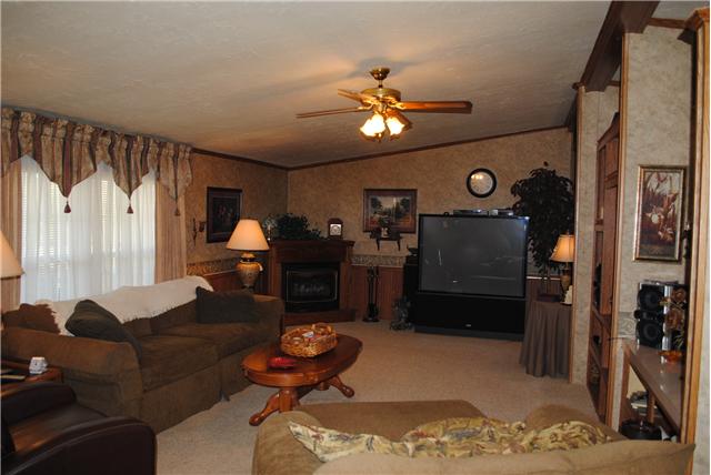 1324 Rock Springs Road Bethpage, TN 37022 - Photo 3 of 20 Living Room