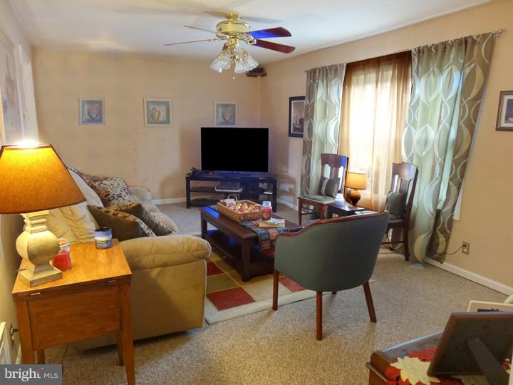 333 Chelsea Road Fairless Hills, PA 19030 - Photo 4 of 18 Living Room