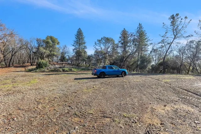 a view of a yard with a house