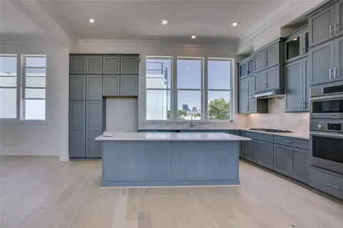 $654,900 | 215 Carroll Street, Fort Worth, TX 76107