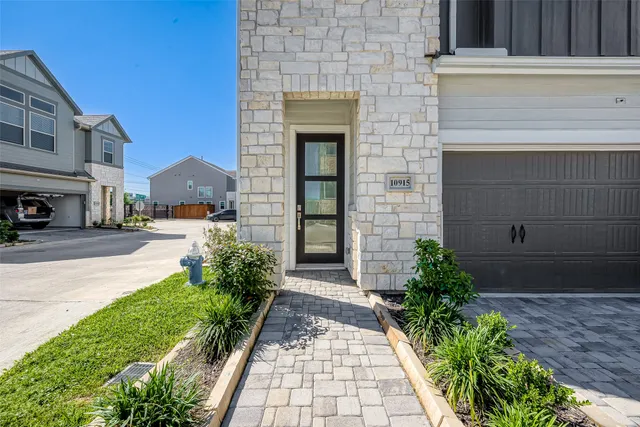 $3,300 | 10915 Brambling Wood Drive, Houston, TX 77043