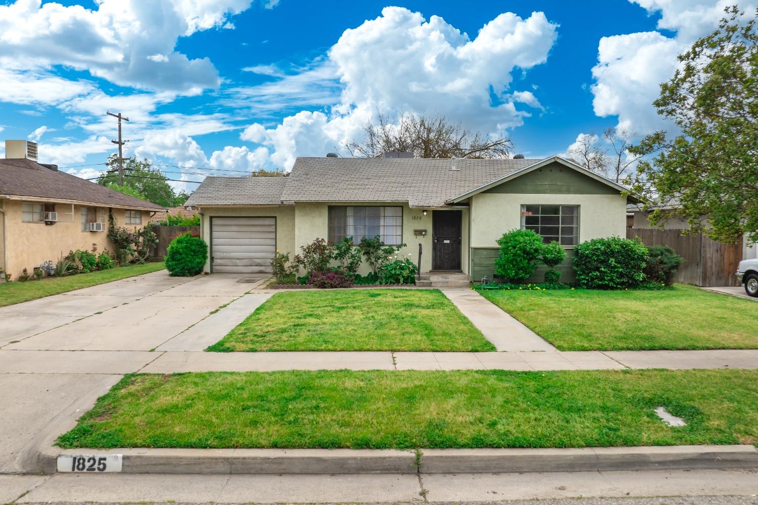 a view of back yard of the house