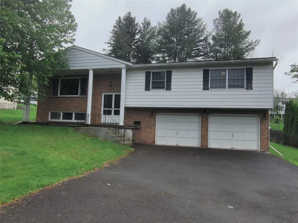$2,350 | 4244 Emerson Place, Vestal, NY 13850