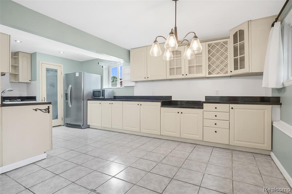29525 Curtis Road Livonia, MI 48152 - Photo 12 of 42 Gallery Image 12