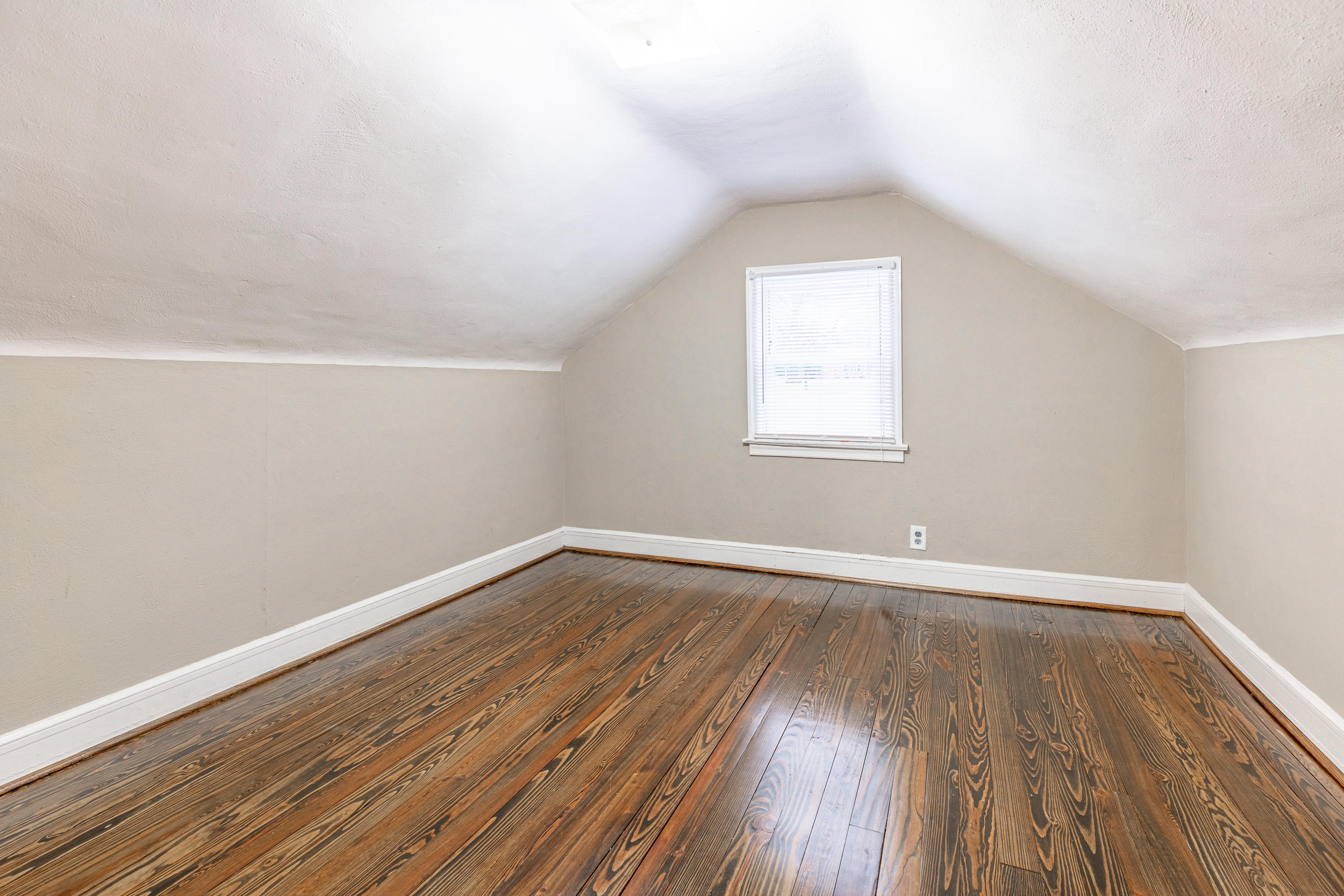 4601 Hazelridge Road Northwest Roanoke, VA 24012 - Photo 22 of 42 Upstairs Bedroom