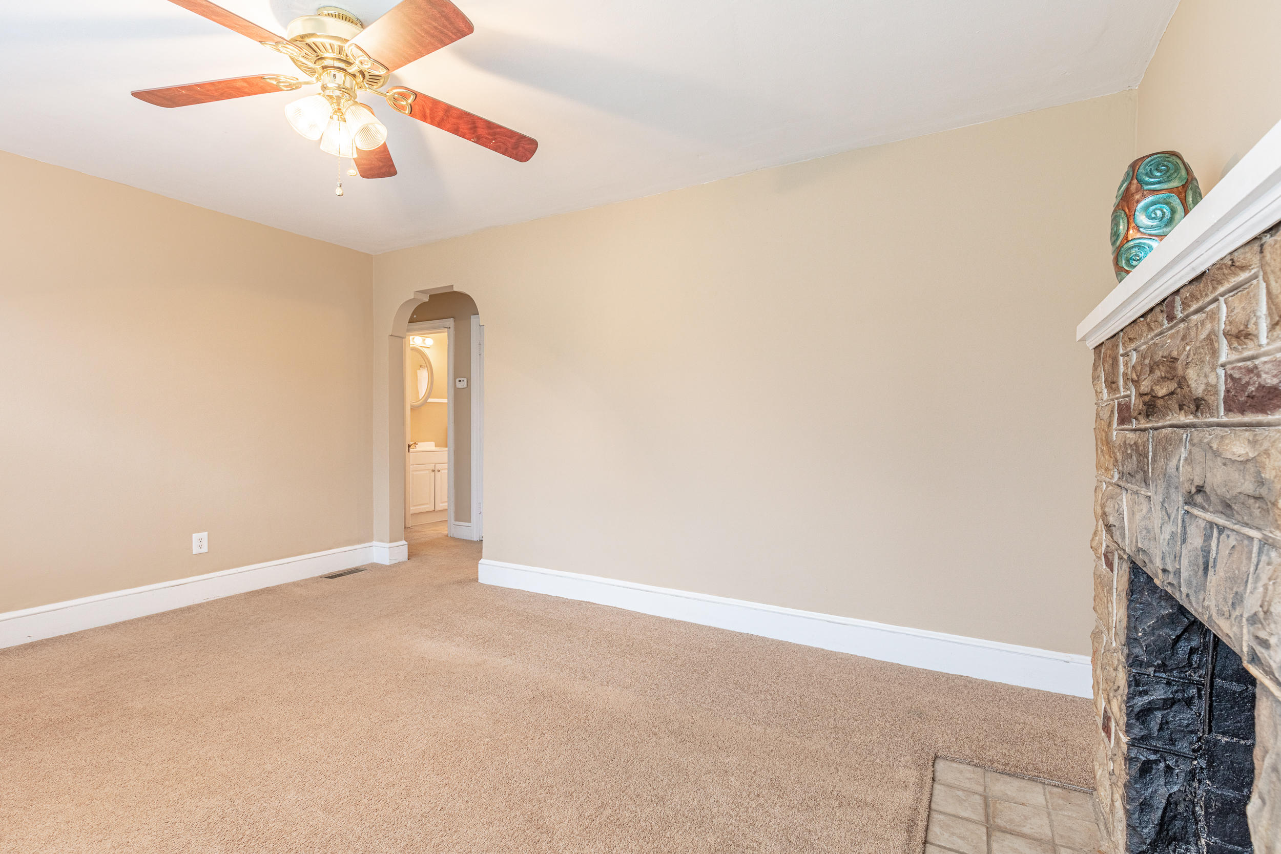 4601 Hazelridge Road Northwest Roanoke, VA 24012 - Photo 5 of 42 Living Room