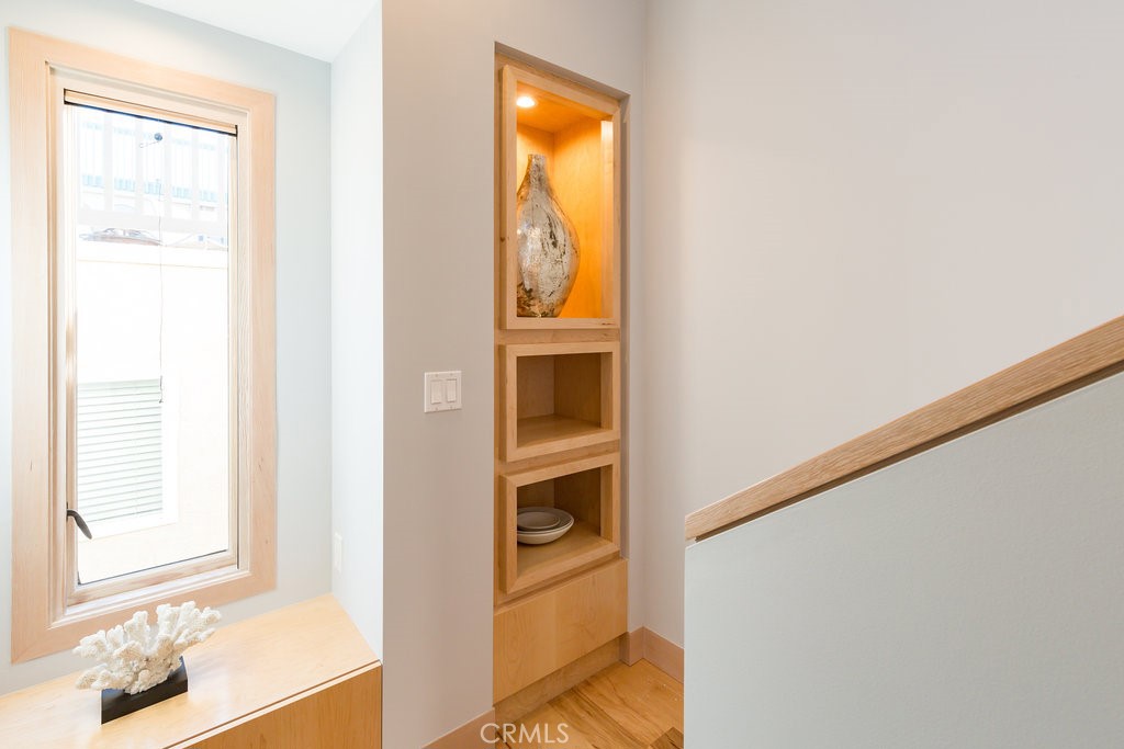 814 Monterey Boulevard Hermosa Beach, CA 90254 - Photo 20 of 28 a view of an empty room with a window
