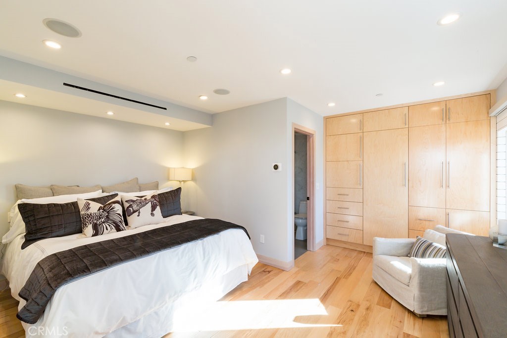 814 Monterey Boulevard Hermosa Beach, CA 90254 - Photo 22 of 28 a bedroom with a large bed and a couch