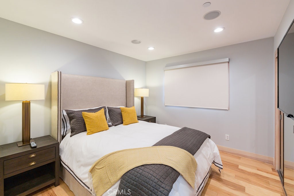 814 Monterey Boulevard Hermosa Beach, CA 90254 - Photo 24 of 28 a bedroom with a bed and a lamp