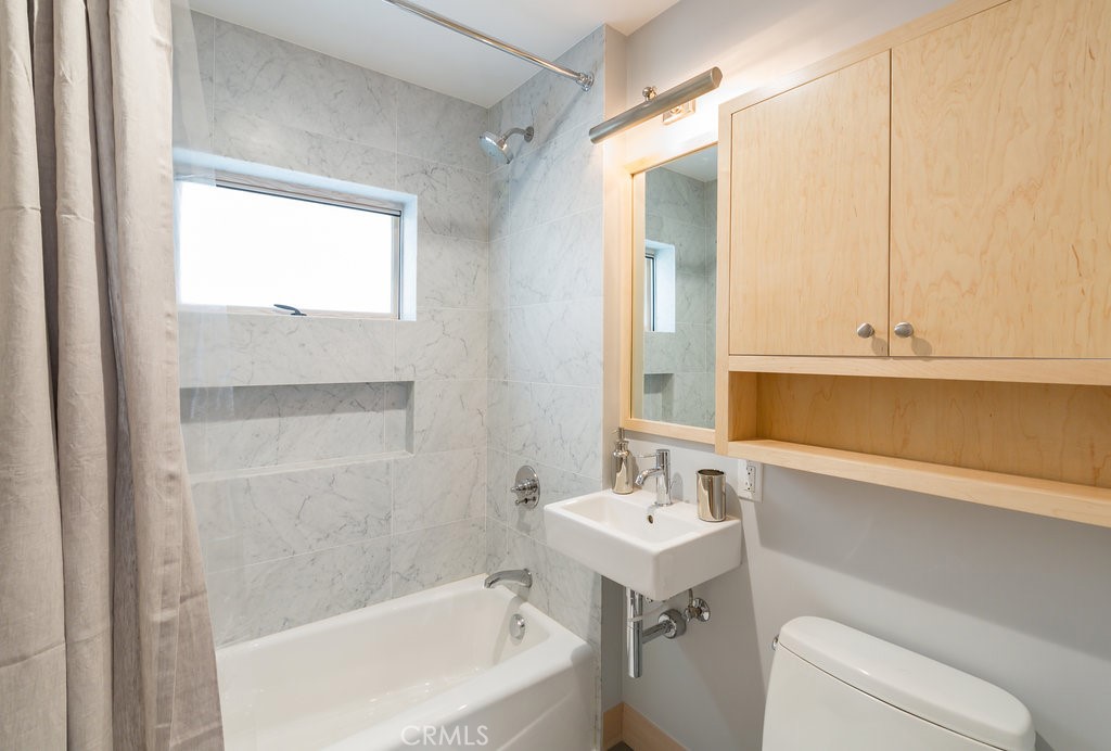 814 Monterey Boulevard Hermosa Beach, CA 90254 - Photo 25 of 28 a bathroom with a sink and a bathtub
