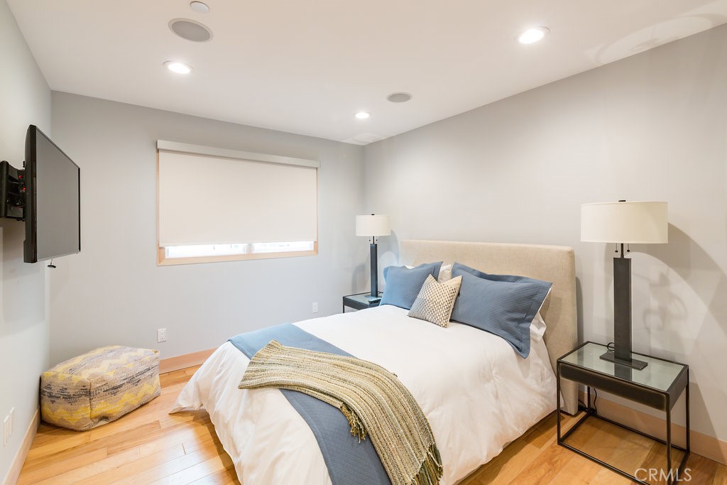 814 Monterey Boulevard Hermosa Beach, CA 90254 - Photo 27 of 28 a bedroom with a bed and a night stand
