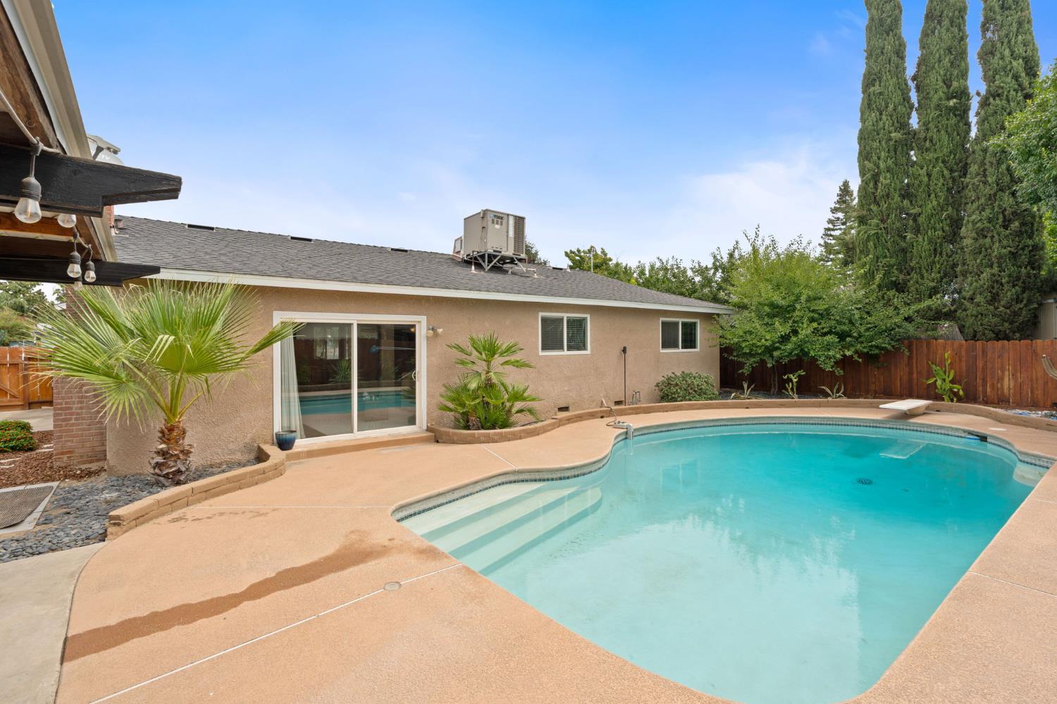 1422 Rall Avenue Clovis, CA 93611 - Photo 3 of 34