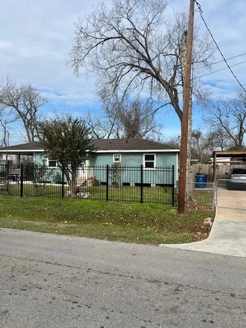 a view of a yard in front of house