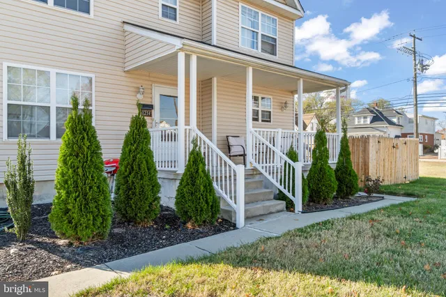 a view of a house with backyard and plants