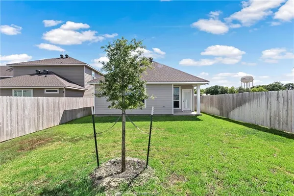 a view of a house with backyard and garden