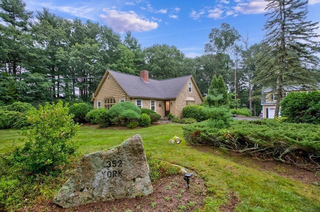 352 York Street Canton, MA 02021 - Photo 5 of 40 Gallery Image 5