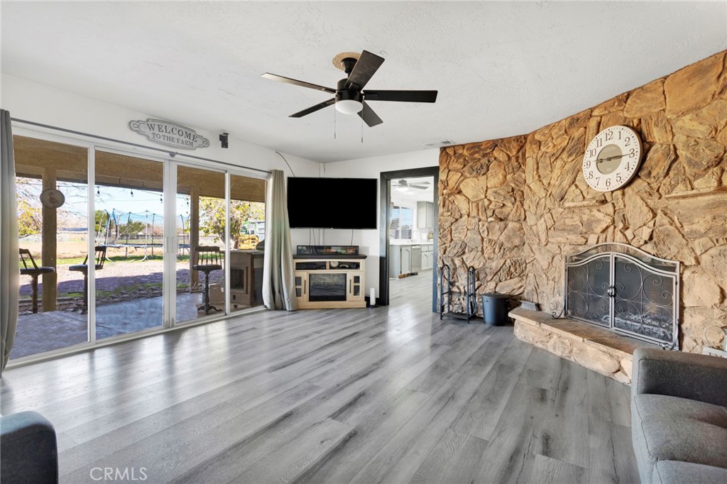 14010 Jicarilla Road Apple Valley, CA 92307 - Photo 4 of 17 Family Room
