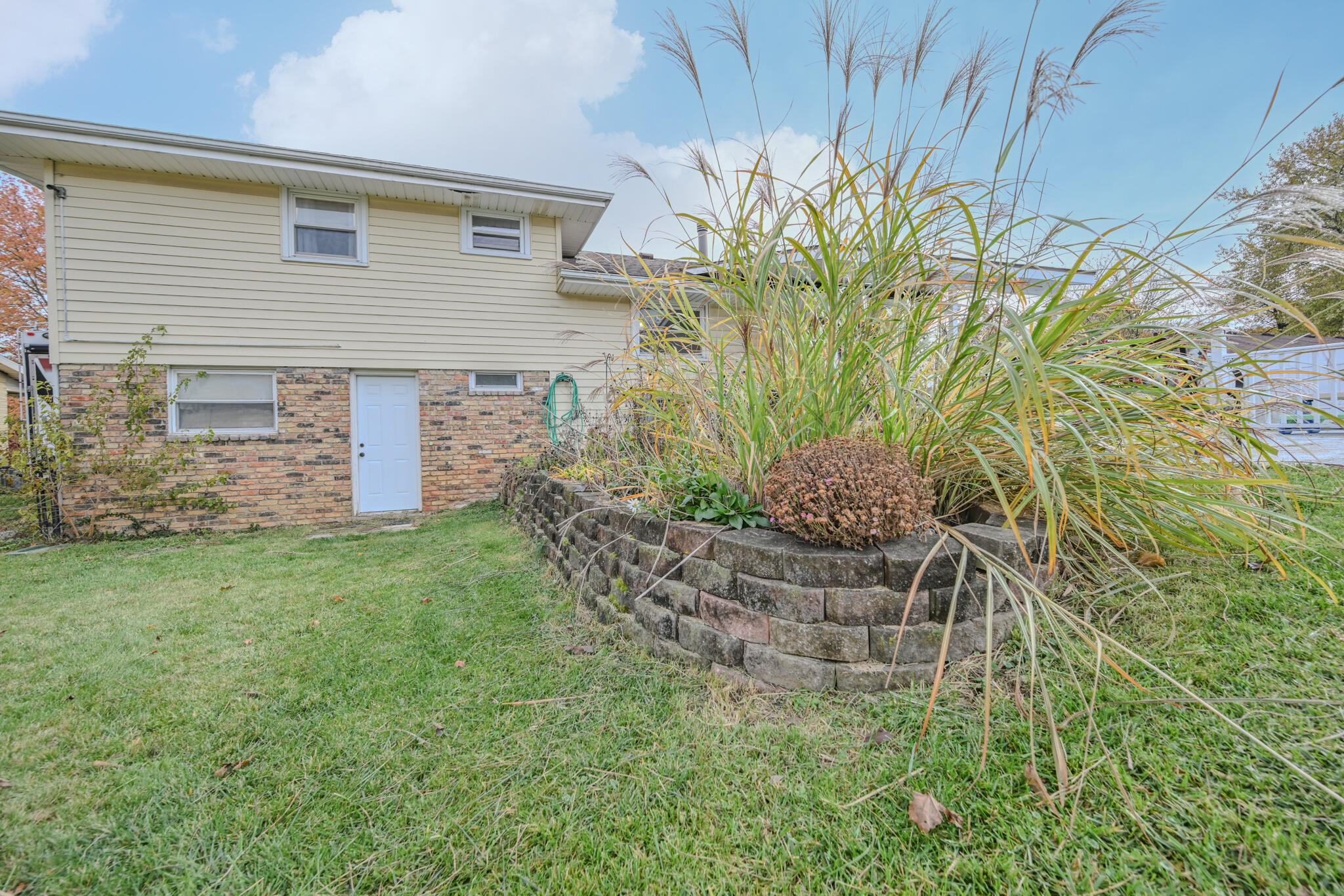 557 Vale Road Springfield, OH 45504 - Photo 50 of 54 Landscaped area