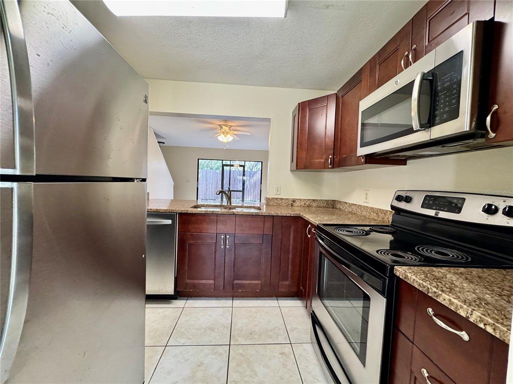 1428 Highland Ridge Circle Brandon, FL 33510 - Photo 5 of 19 Gallery Image 5
