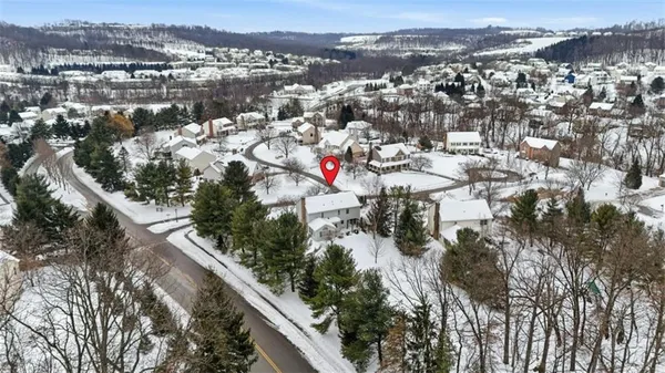 a picture of a book shelf