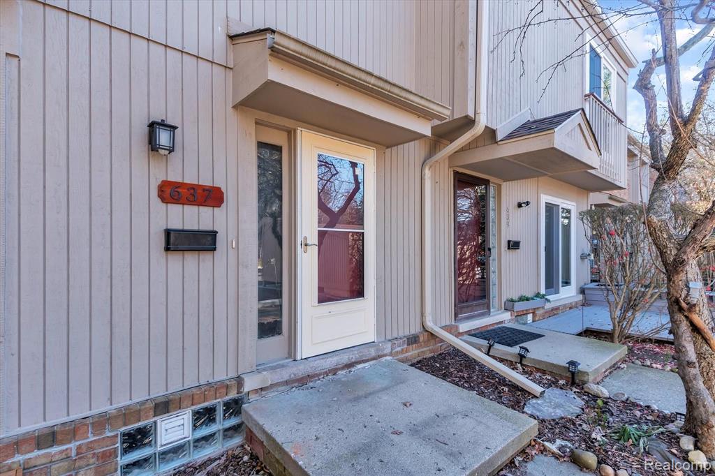 637 Oakbrook West Rochester, MI 48307 - Photo 4 of 45