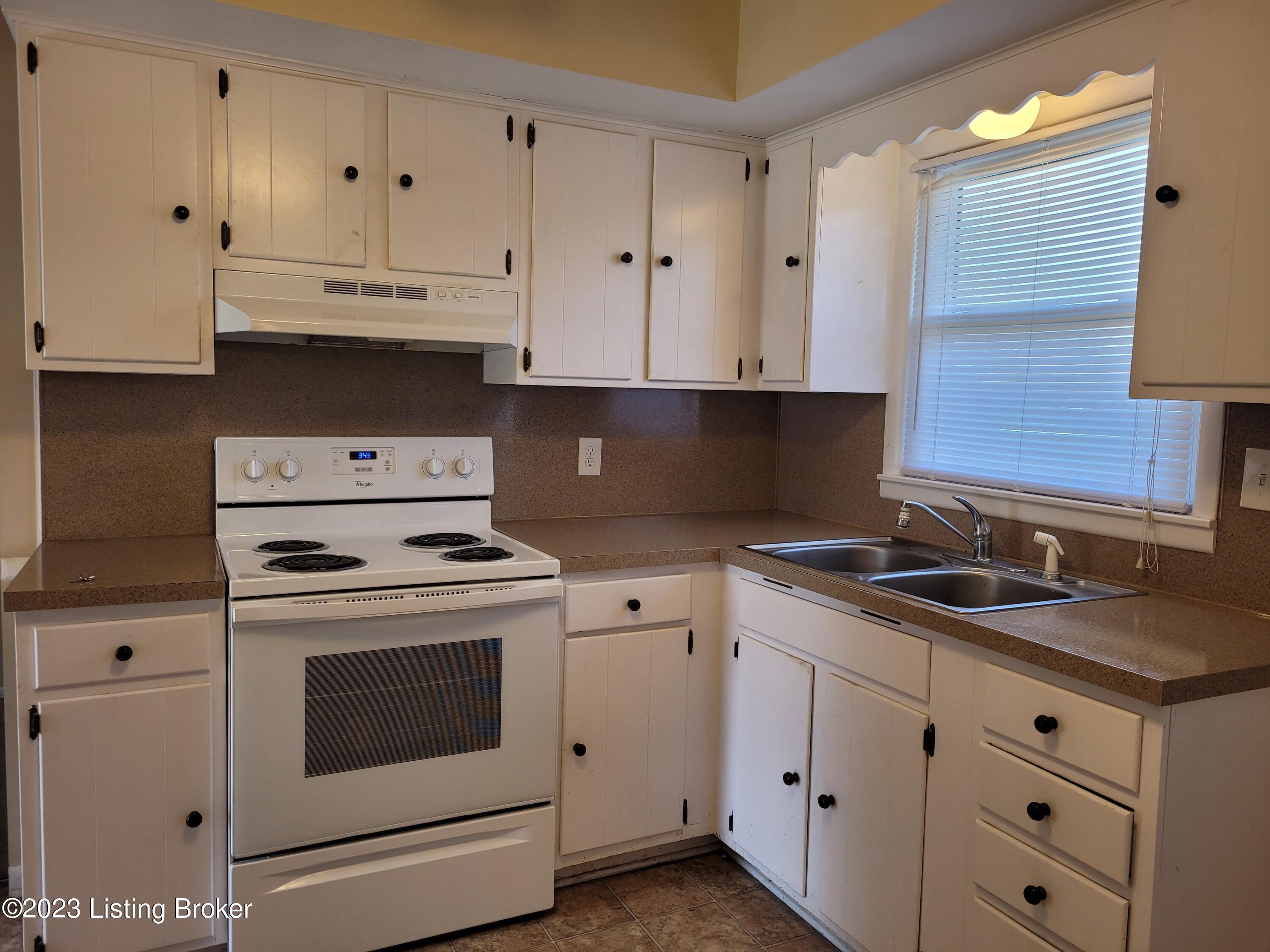 6703 Watch Hill Road Louisville, KY 40228 - Photo 8 of 23 Kitchen