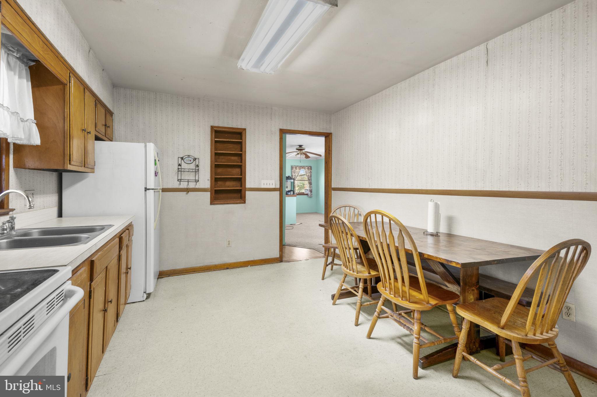 16400 Tanyard Road Upper Marlboro, MD 20772 - Photo 11 of 30 a dining room with furniture and window