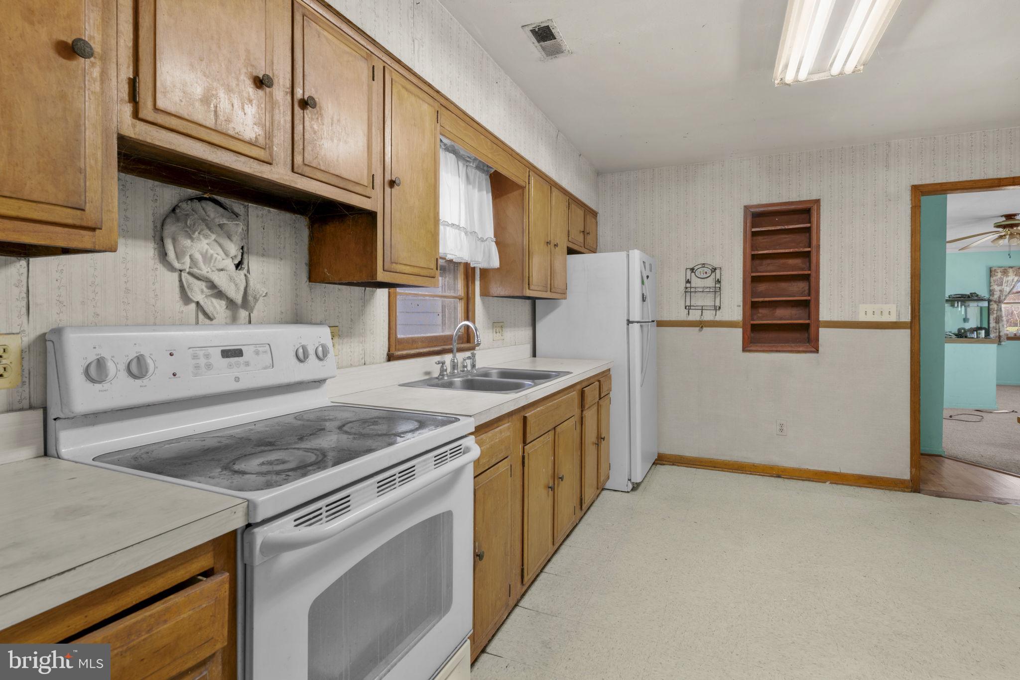 16400 Tanyard Road Upper Marlboro, MD 20772 - Photo 12 of 30 a kitchen with a stove and a refrigerator