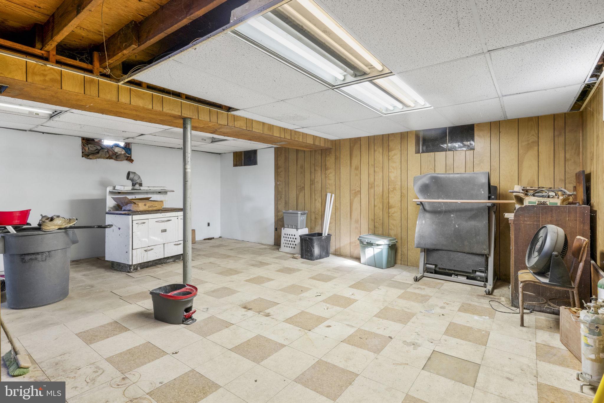 16400 Tanyard Road Upper Marlboro, MD 20772 - Photo 28 of 30 a room with furniture and a chair