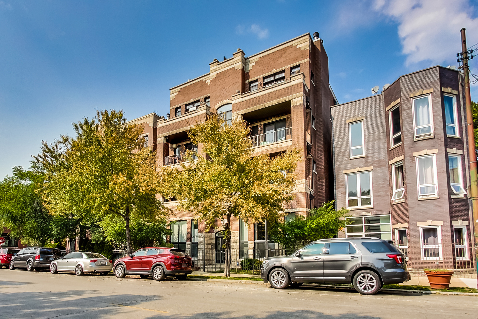 1116 West Hubbard Street, Unit 4W Chicago, IL 60642 - Photo 2 of 32 a car parked in front of a building