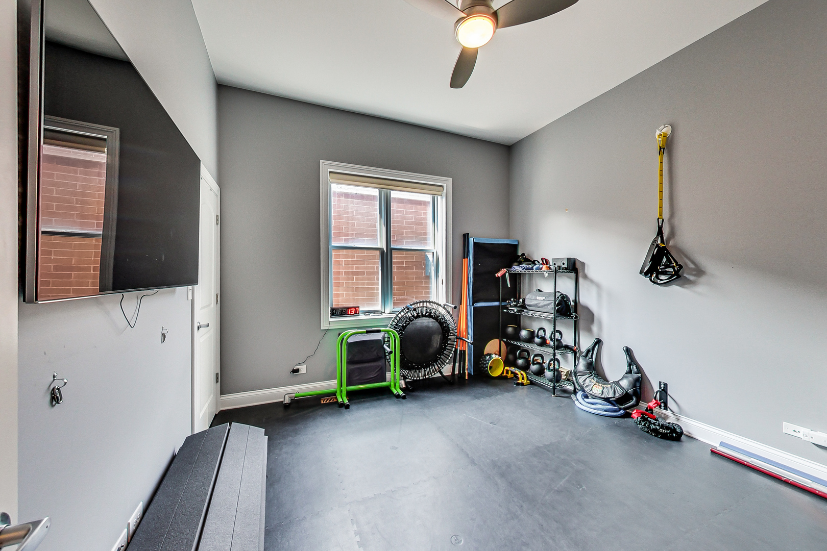 1116 West Hubbard Street, Unit 4W Chicago, IL 60642 - Photo 16 of 32 a view of a room with gym equipment