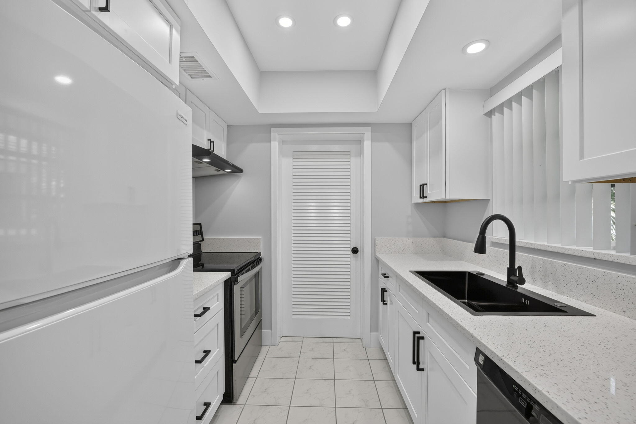 2755 Northeast 28th Avenue, Unit E2 Lighthouse Point, FL 33064 - Photo 11 of 62 6-web-or-mls-8I8A0862