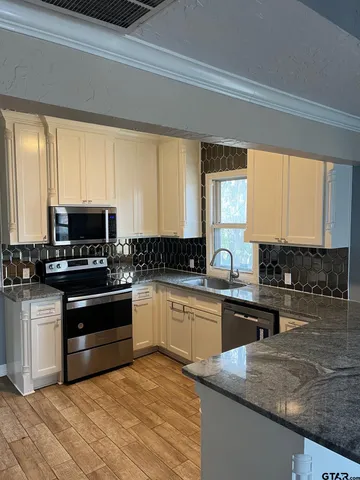 $1,595 | 803 South Vine Avenue, Tyler, TX 75701