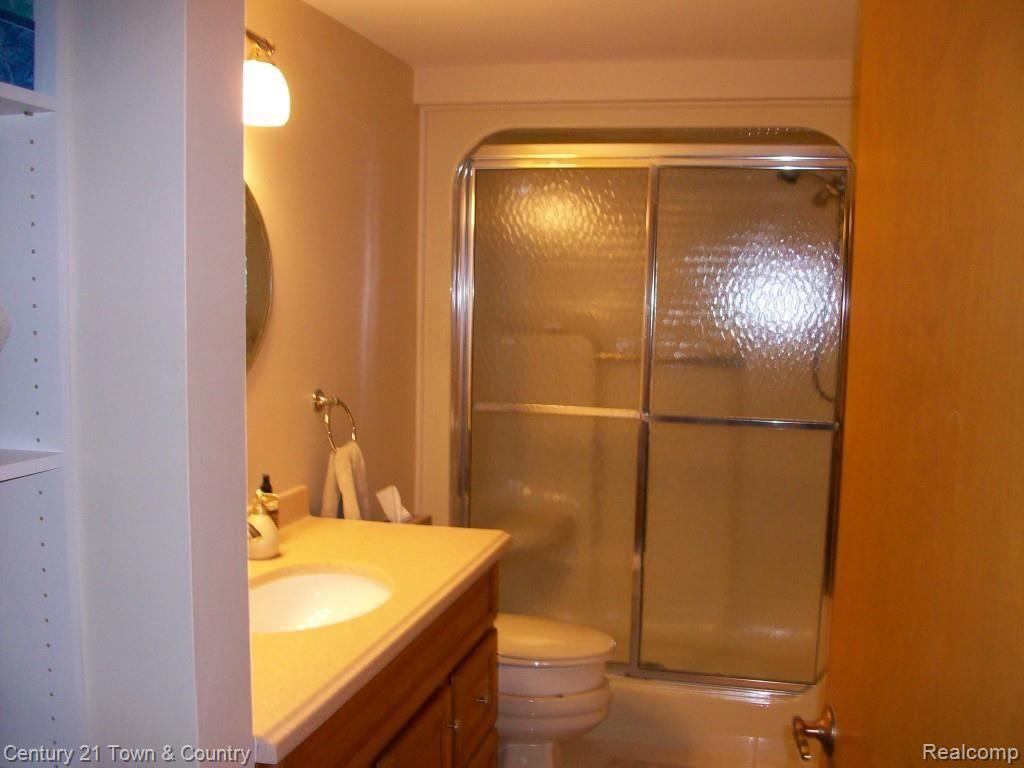 969 GreenView Court, Unit 38 Rochester, MI 48307 - Photo 28 of 37 28-100_1791.jpg